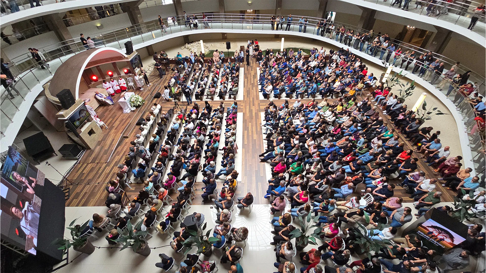 O Cemitério Vertical de Curitiba realiza uma programação especial de Finados com demonstrações de fé, recordações e afetos.