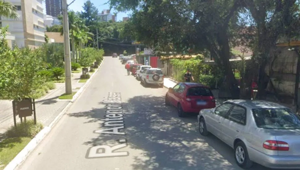 Imagem mostra uma rua de Curitiba que mudou de sentido.