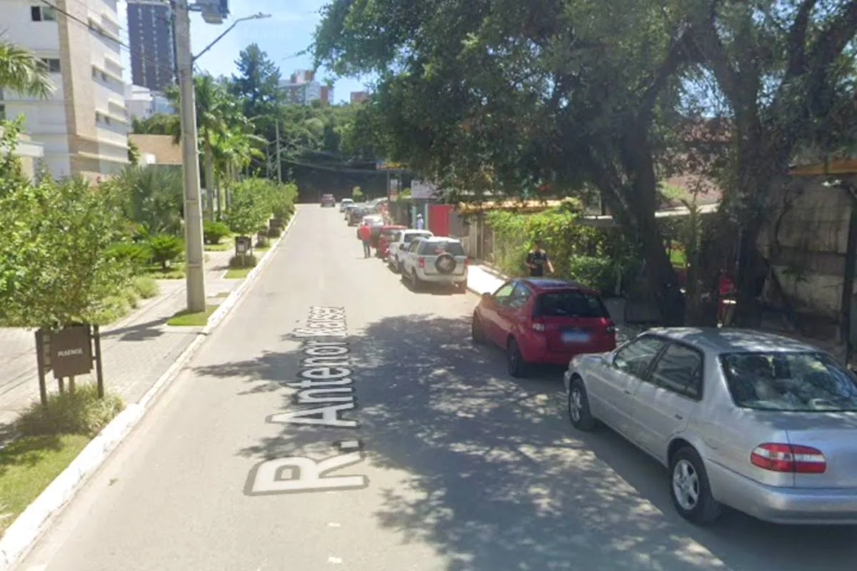 Imagem mostra uma rua de Curitiba que mudou de sentido.