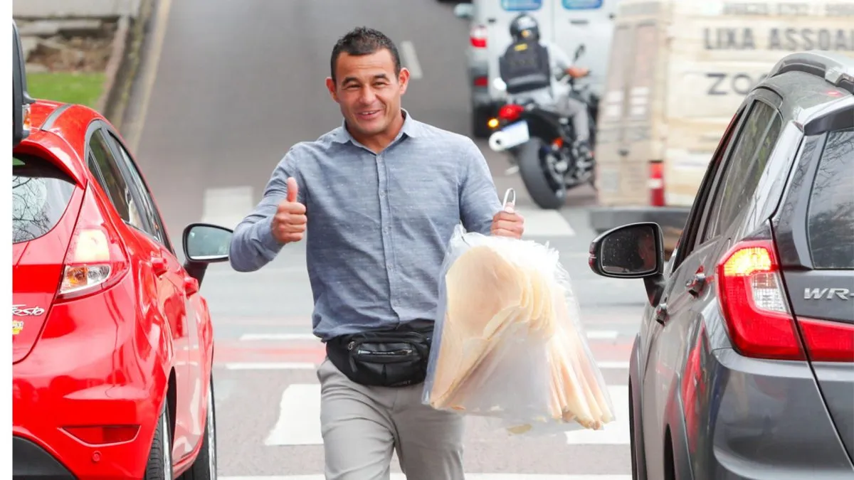 Elisson de Paula Bueno vende casquinhas em semáforo de Curitiba