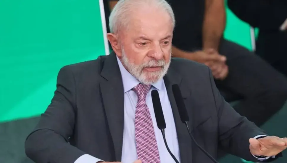 Imagem mostra o presidente Lula em um discurso.