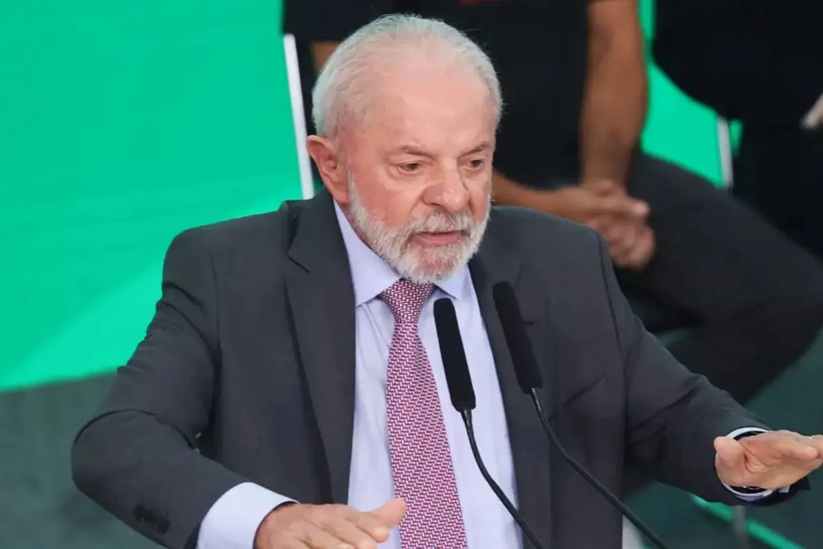 Imagem mostra o presidente Lula em um discurso.
