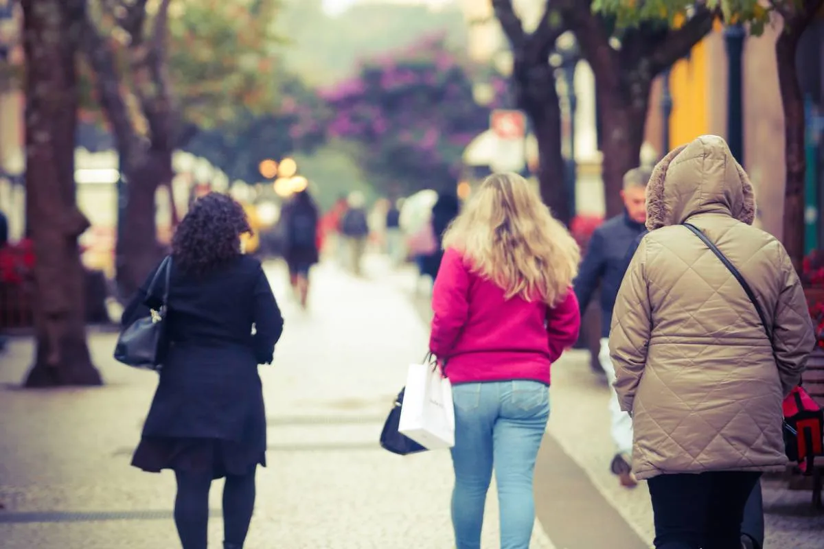 Imagem mostra detalhes do frio em Curitiba