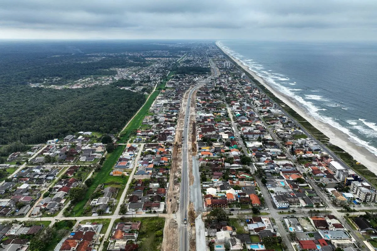 Imagem mostra a nova PR-412 que está em processo de duplicação no litoral do Paraná.