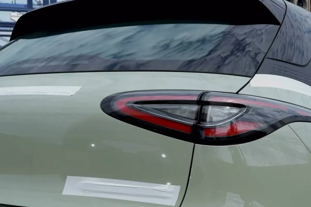 Imagem mostra o novo Geely EX2, que chegou ao Porto de Paranaguá.