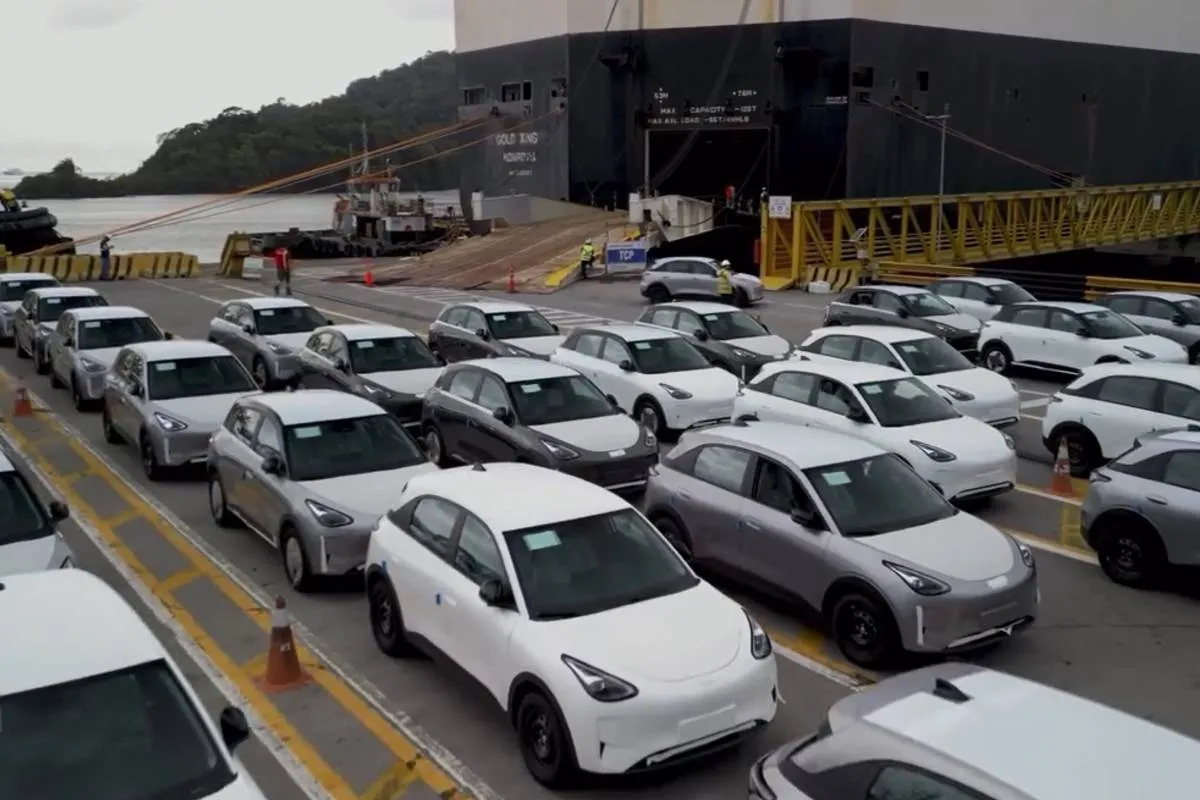 Imagem mostra o novo Geely EX2, que chegou ao Porto de Paranaguá.