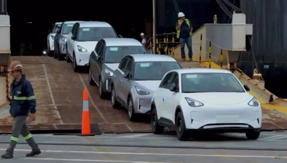 Imagem mostra o novo Geely EX2, que chegou ao Porto de Paranaguá.