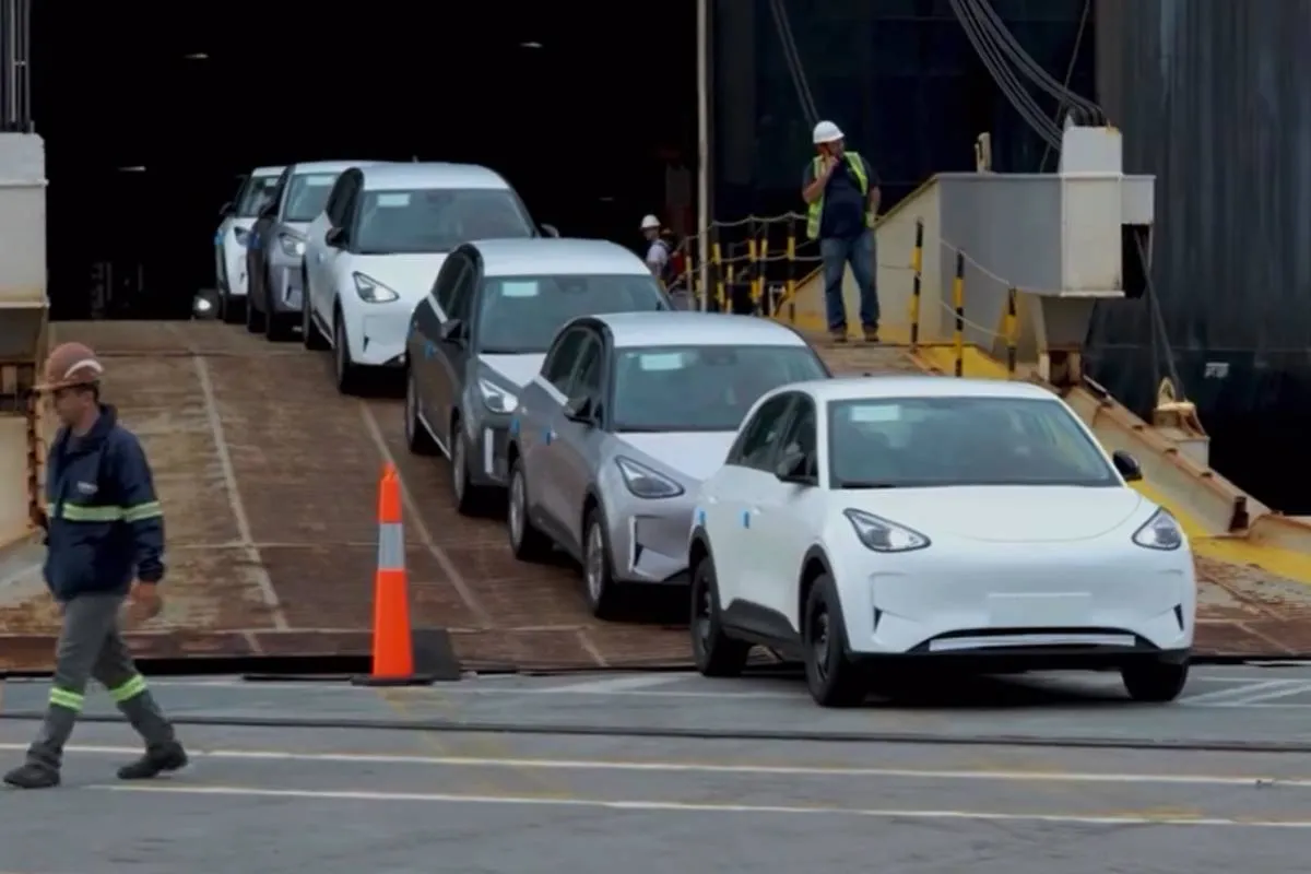 Imagem mostra o novo Geely EX2, que chegou ao Porto de Paranaguá.