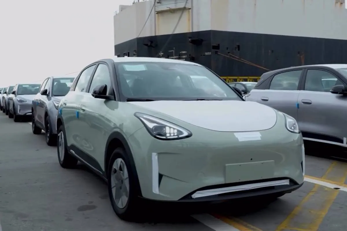 Imagem mostra o novo Geely EX2, que chegou ao Porto de Paranaguá.