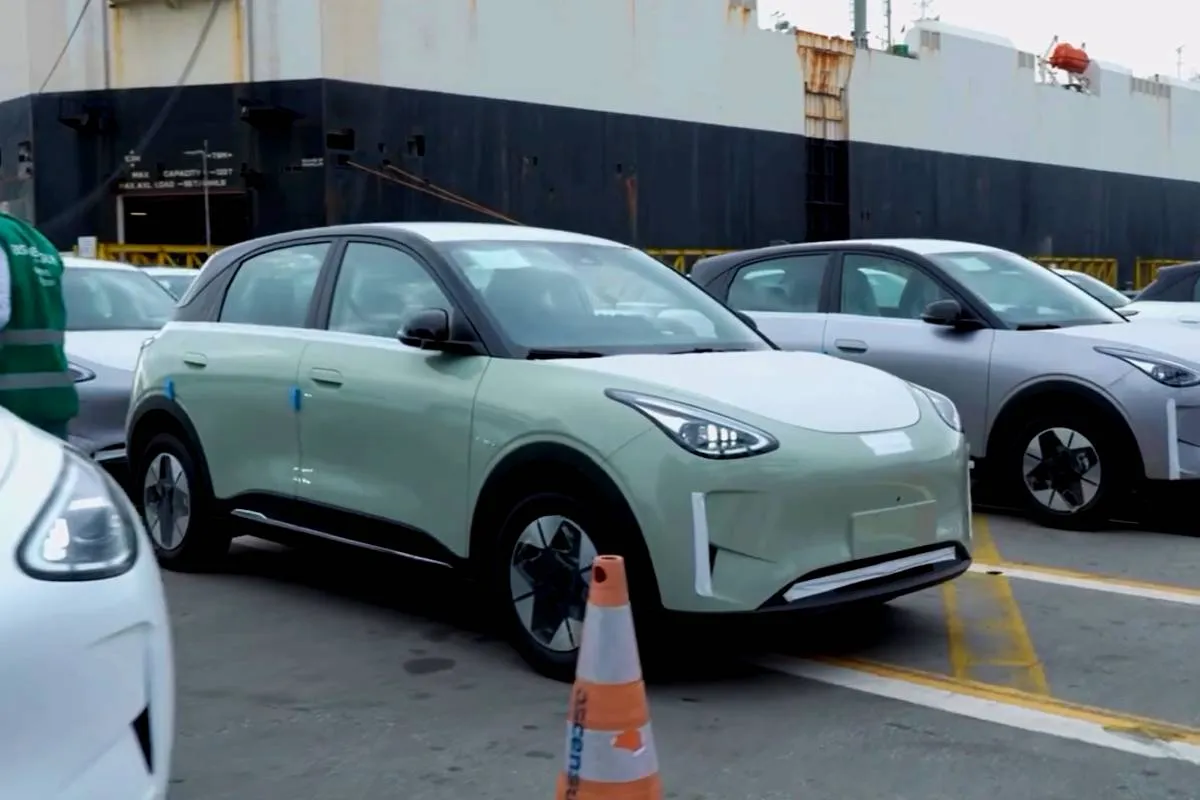 Imagem mostra o novo Geely EX2, que chegou ao Porto de Paranaguá.