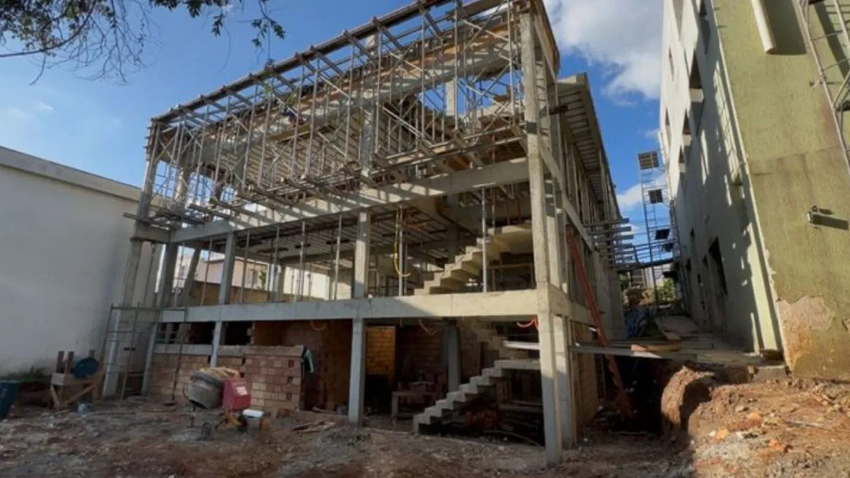 Hospital no Paraná constrói bunker para abrigar equipamento radioativo inovador no combate ao câncer. Imagem ilustrativa de Hospital no Paraná constrói bunker para abrigar equipamento radioativo inovador no combate ao câncer.