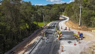 Obra em estrada entre São José dos Pinhais e Mandirituba, na Grande Curitiba