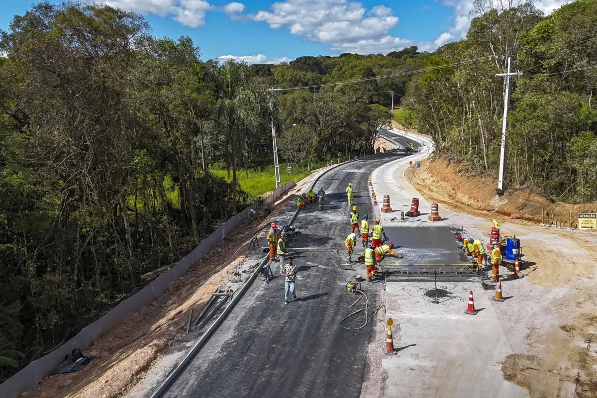 Obra em estrada entre São José dos Pinhais e Mandirituba, na Grande Curitiba