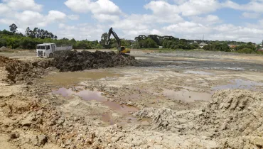 Obras de construção de bacias de contenção no Rio Atuba