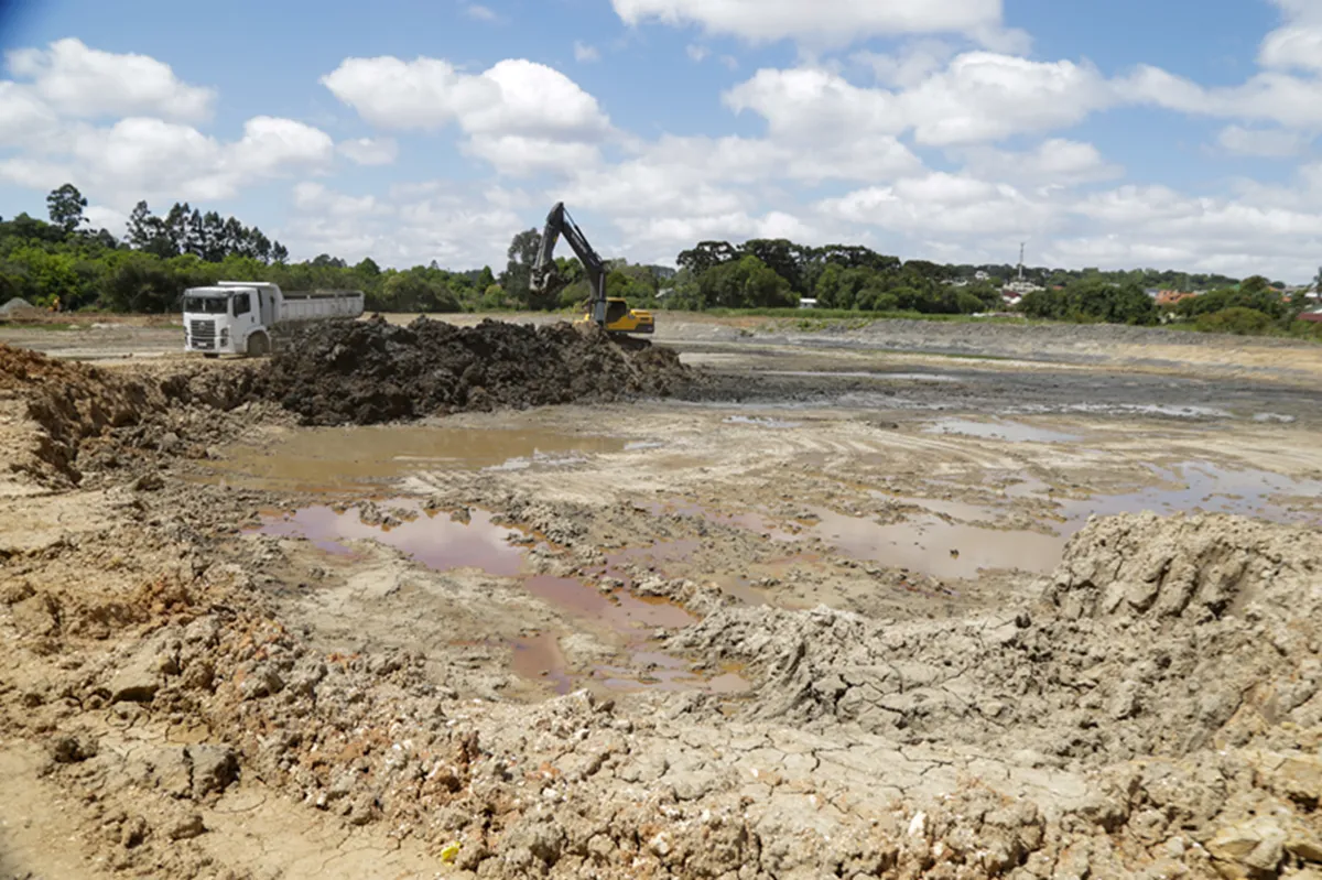 Obras de construção de bacias de contenção no Rio Atuba