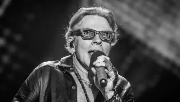 Imagem em preto e branco mostra Axl Rose, vocalista do Guns n Roses