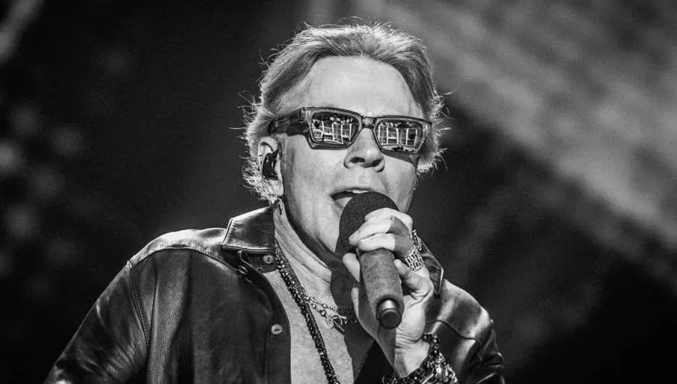 Imagem em preto e branco mostra Axl Rose, vocalista do Guns n Roses