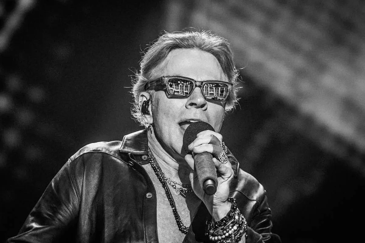 Imagem em preto e branco mostra Axl Rose, vocalista do Guns n Roses
