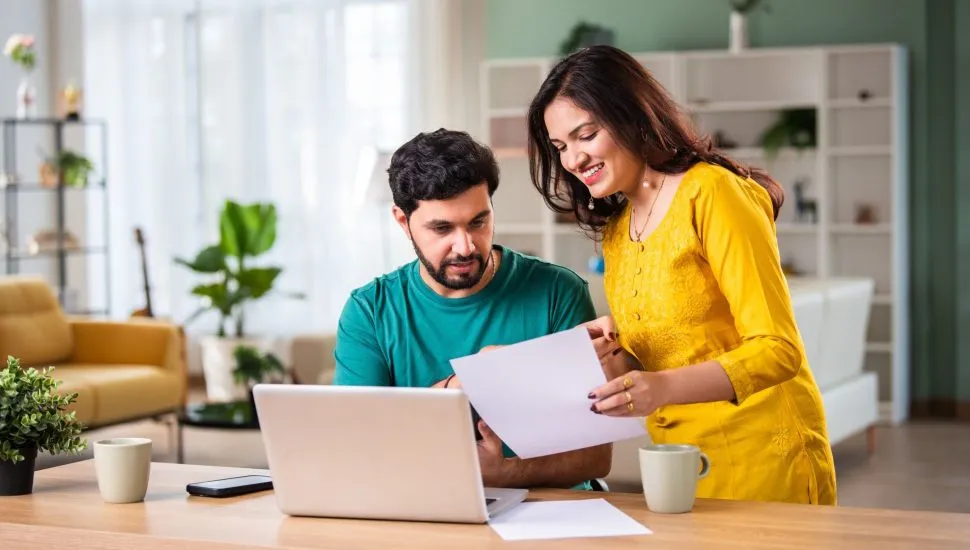 Enquanto este casal planeja e renegocia o futuro em casa, a ALEP avança com a lei que obriga a divulgação do atendimento gratuito do CEJUSC Endividados/TJPR. É o reconhecimento de que o diálogo financeiro (pessoal e social) é crucial para combater o superendividamento no Paraná. Transparência em ação
