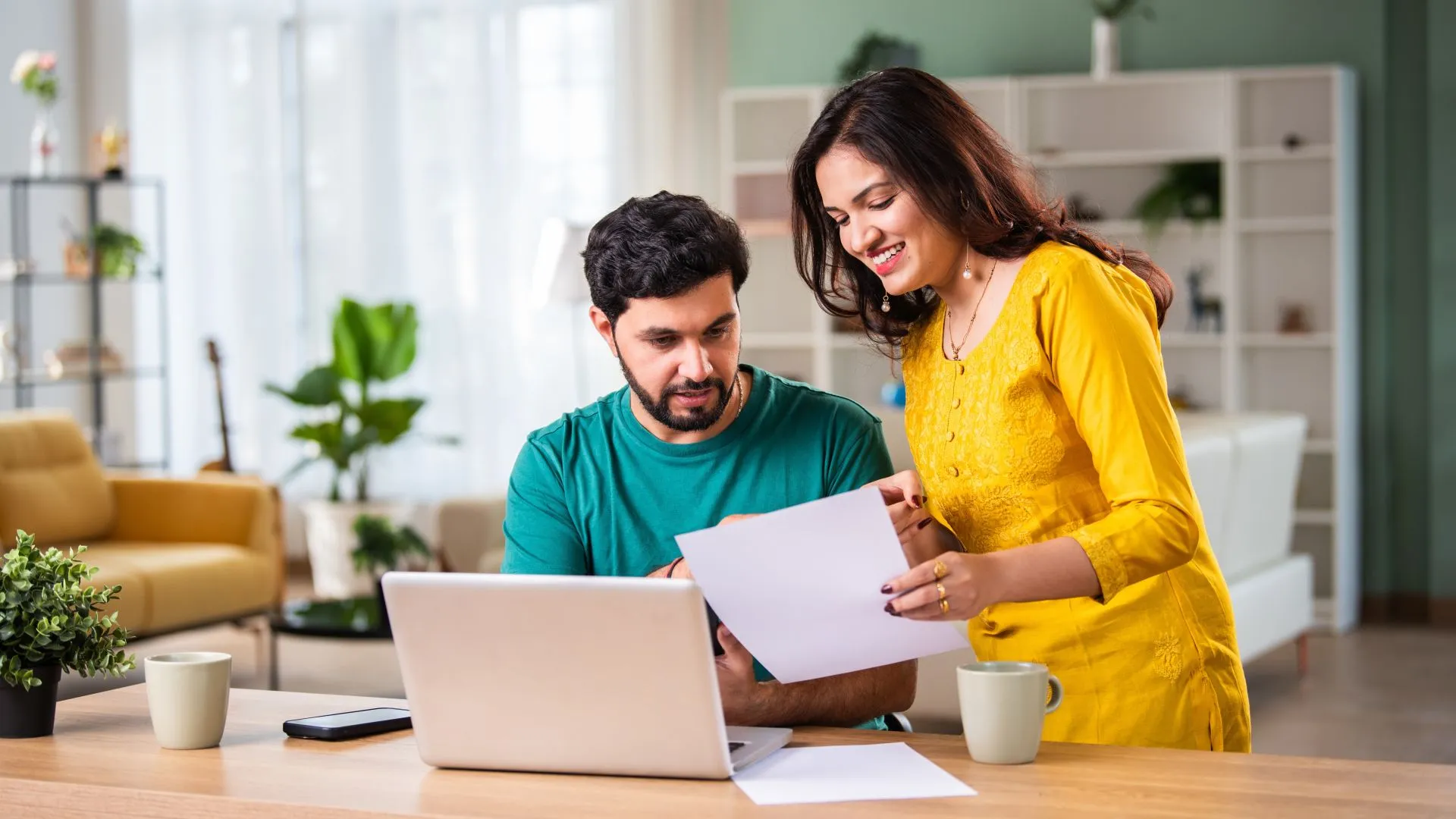 Enquanto este casal planeja e renegocia o futuro em casa, a ALEP avança com a lei que obriga a divulgação do atendimento gratuito do CEJUSC Endividados/TJPR. É o reconhecimento de que o diálogo financeiro (pessoal e social) é crucial para combater o superendividamento no Paraná. Transparência em ação