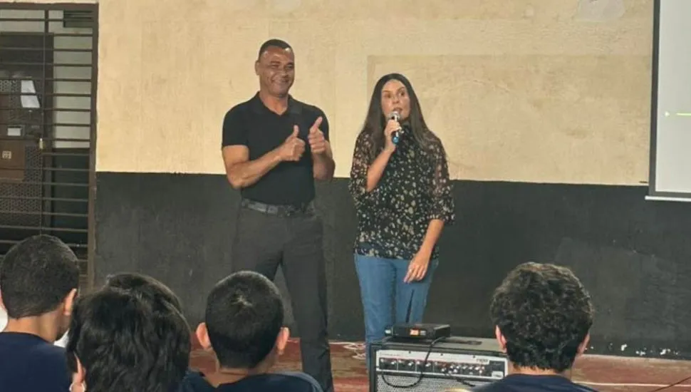 Cafu faz palestra para adolescentes no Paraná