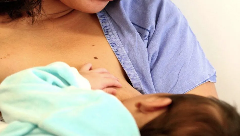 Imagem mostra mulher amamentando bebê