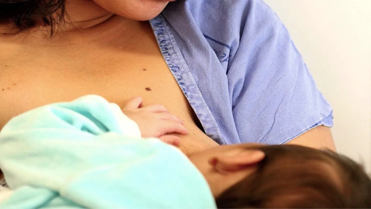 Imagem mostra mulher amamentando bebê