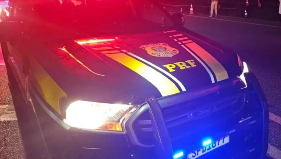 Imagem mostra uma viatura da PRF.