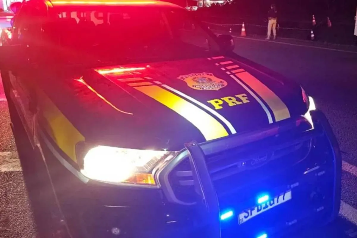 Imagem mostra uma viatura da PRF.