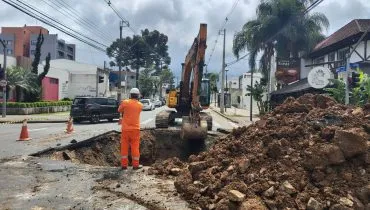 Obra emergencial na Avenida Vicente Machado, em Curitiba