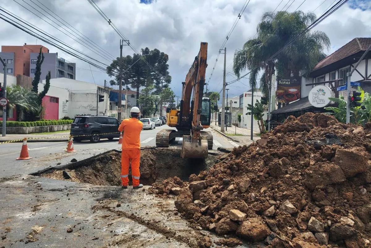Obra emergencial na Avenida Vicente Machado, em Curitiba