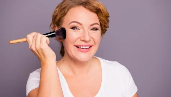 4 mitos e verdades do pó facial em peles maduras