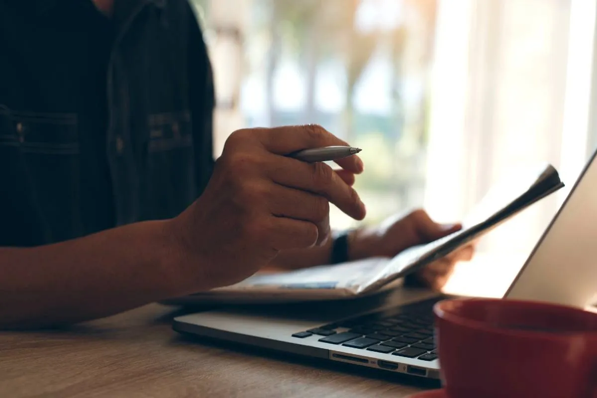 Imagem mostra uma pessoa na frente de um computador.
