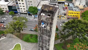 Limpeza no obelisco da Praça 19 de Dezembro, em Curitiba