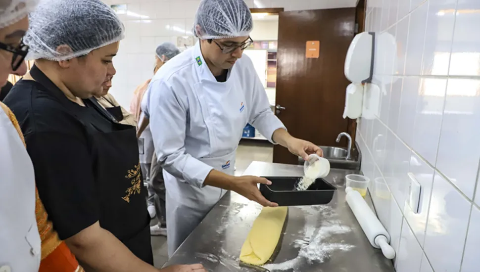 Escolas de Gastronomia Social oferecem 15 cursos gratuitos em Curitiba