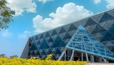 Fachada do Museu Egípcio, com vitrais em forma de pirâmide