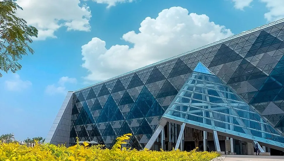 Fachada do Museu Egípcio, com vitrais em forma de pirâmide