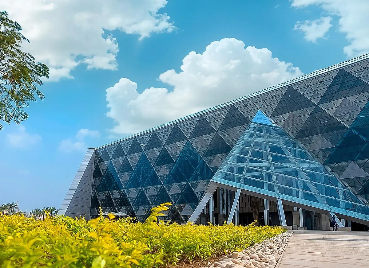 Fachada do Museu Egípcio, com vitrais em forma de pirâmide