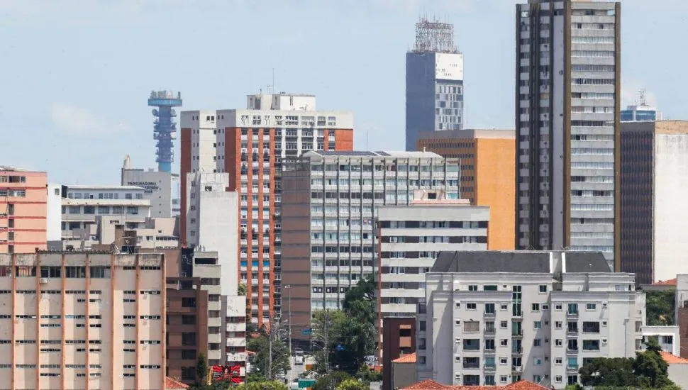Imagem mostra prédios do centro de Curitiba
