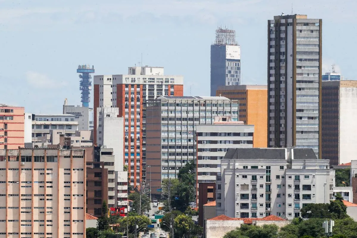 Imagem mostra prédios do centro de Curitiba