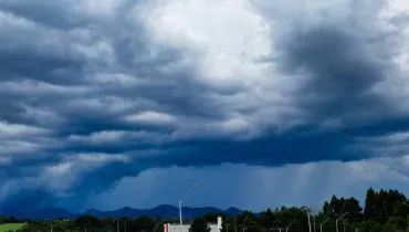 Imagem mostra uma grande nuvem que indica chuva forte