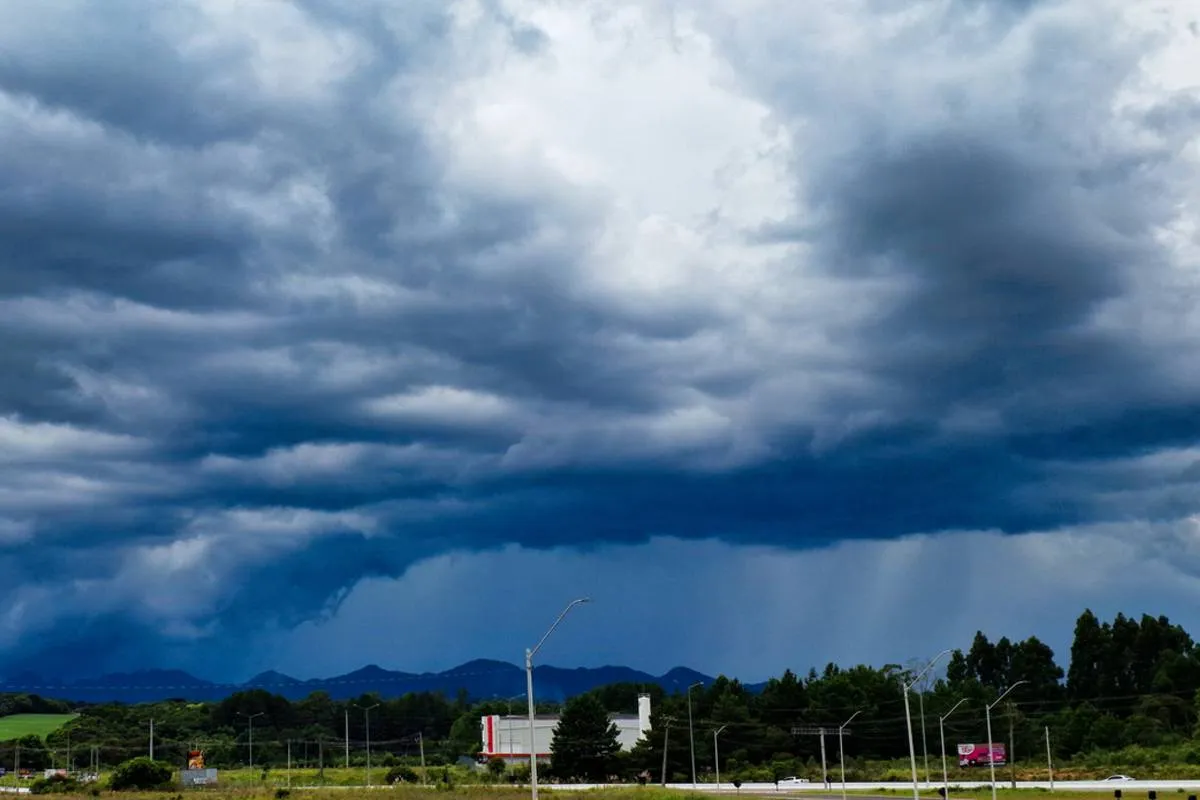 Imagem mostra uma grande nuvem que indica chuva forte