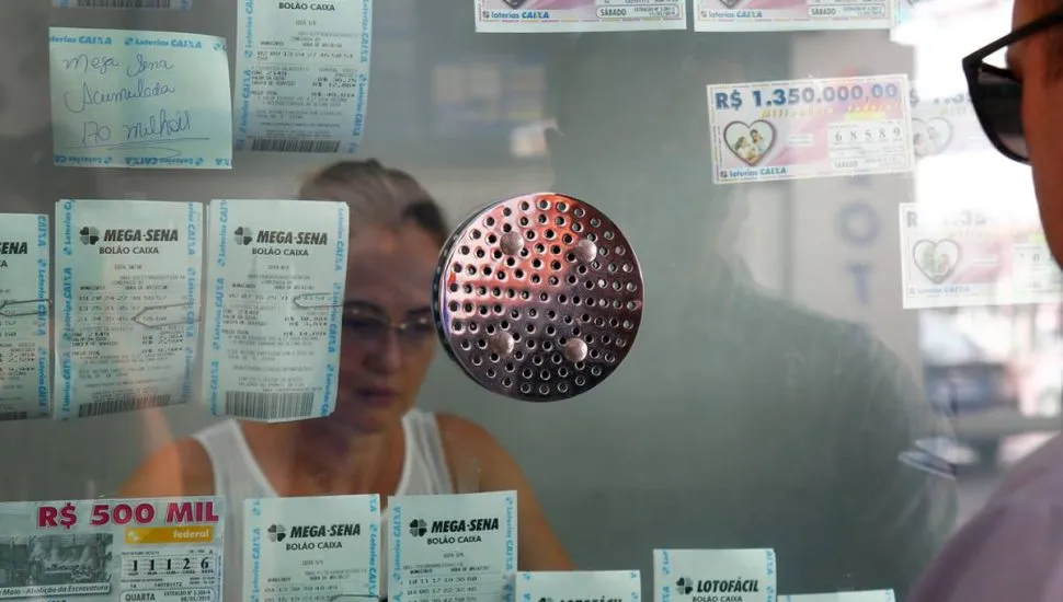 Imagem mostra um apostador em uma lotérica.
