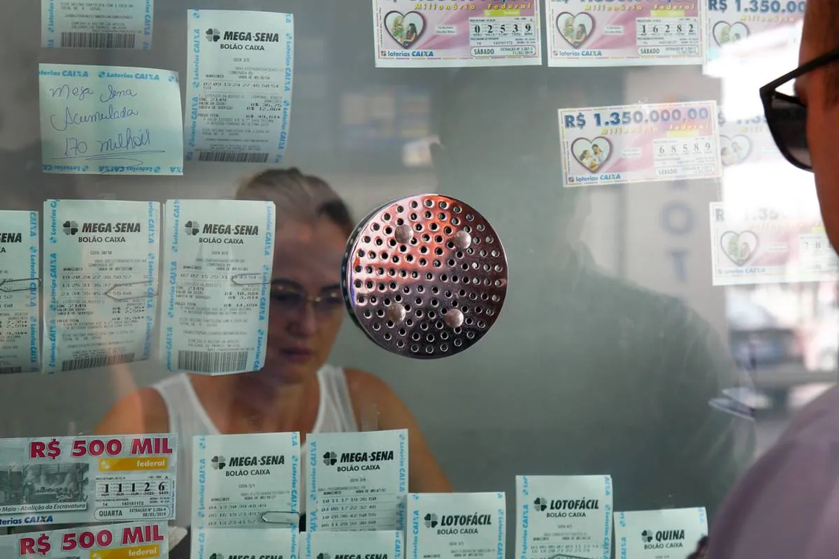 Imagem mostra um apostador em uma lotérica.
