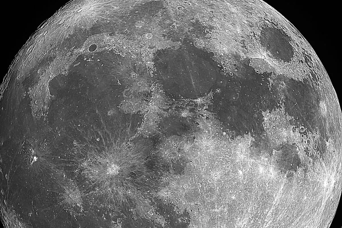 Imagem mostra um belíssimo close da Lua