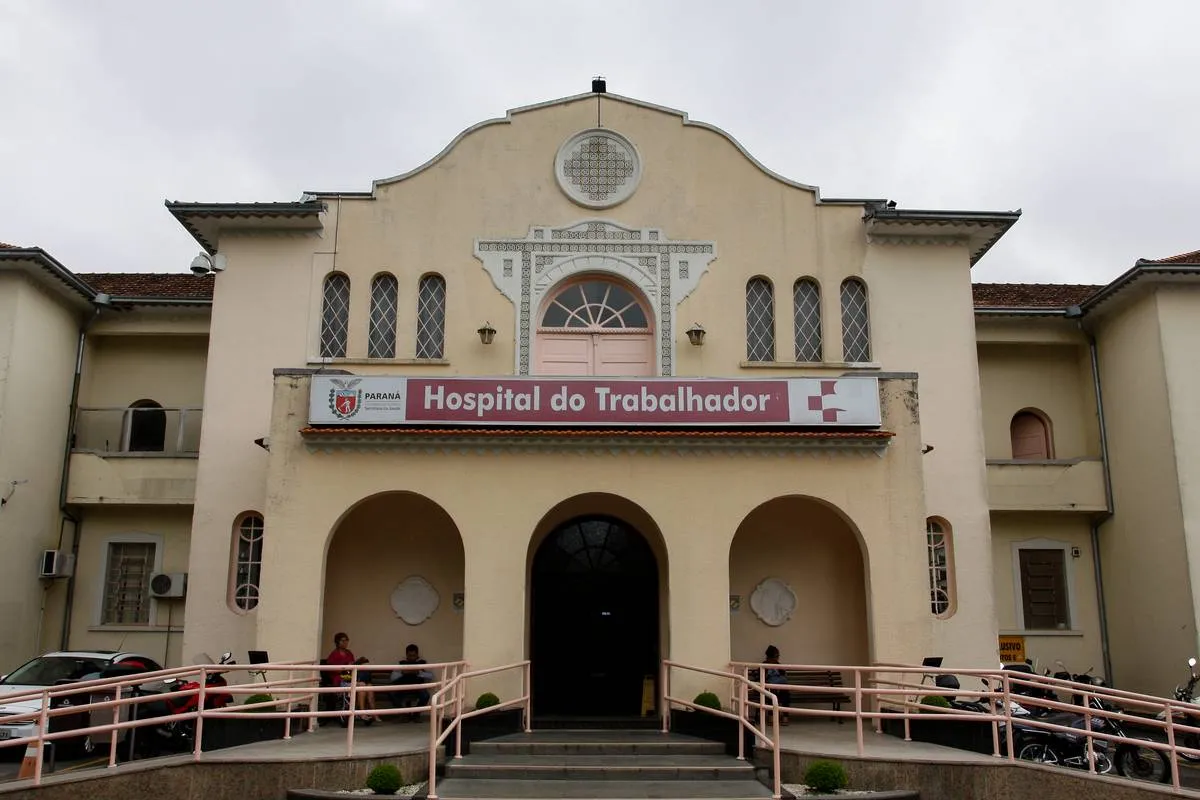 Imagem mostra a fachada do Hospital do Trabalhador, em Curitiba.