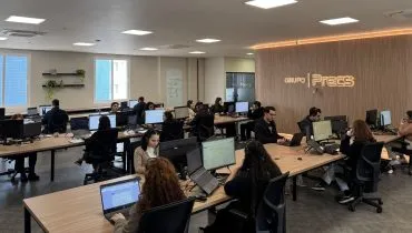 Equipe do Grupo PRECS em atendimento: empresa alia inovação e transparência para oferecer um serviço ágil e humanizado nas negociações de precatórios.