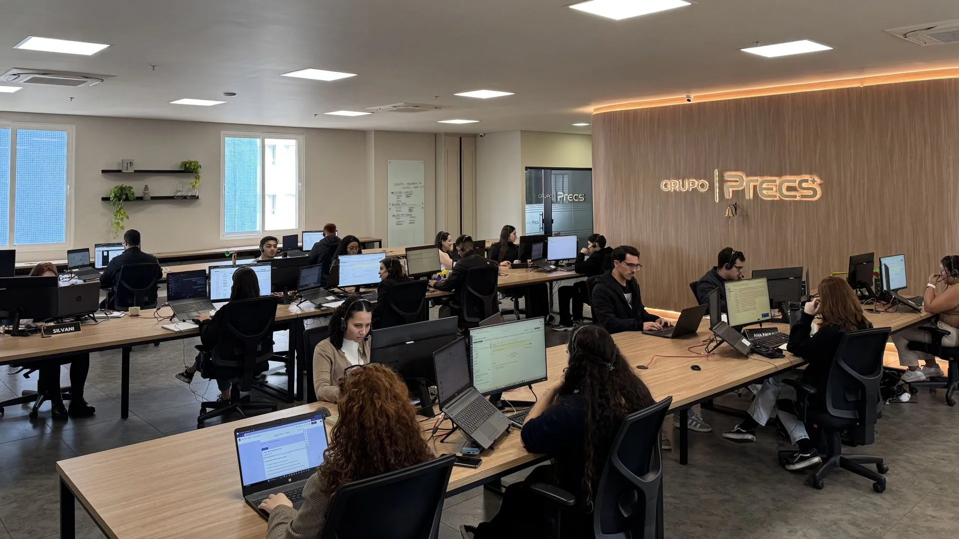 Equipe do Grupo PRECS em atendimento: empresa alia inovação e transparência para oferecer um serviço ágil e humanizado nas negociações de precatórios.