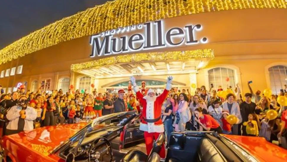 Decoração de Natal e Papai Noel no Shopping Mueller, em Curitiba