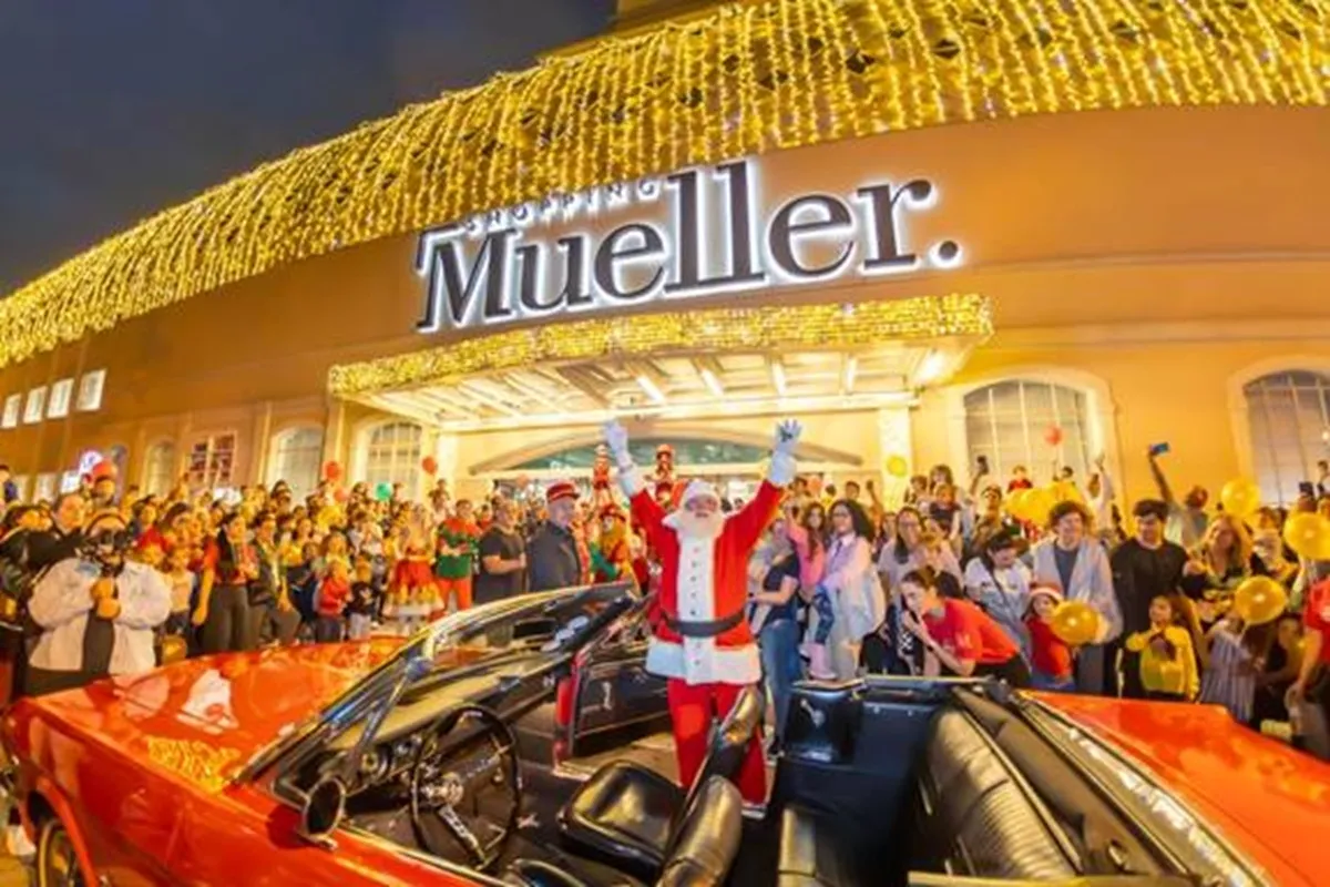 Decoração de Natal e Papai Noel no Shopping Mueller, em Curitiba